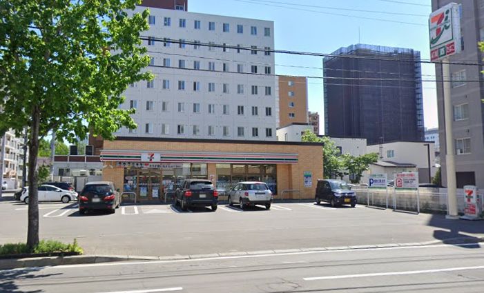 コンビニ　セブンイレブン札幌北7条西12丁目店（コンビニ）まで184m