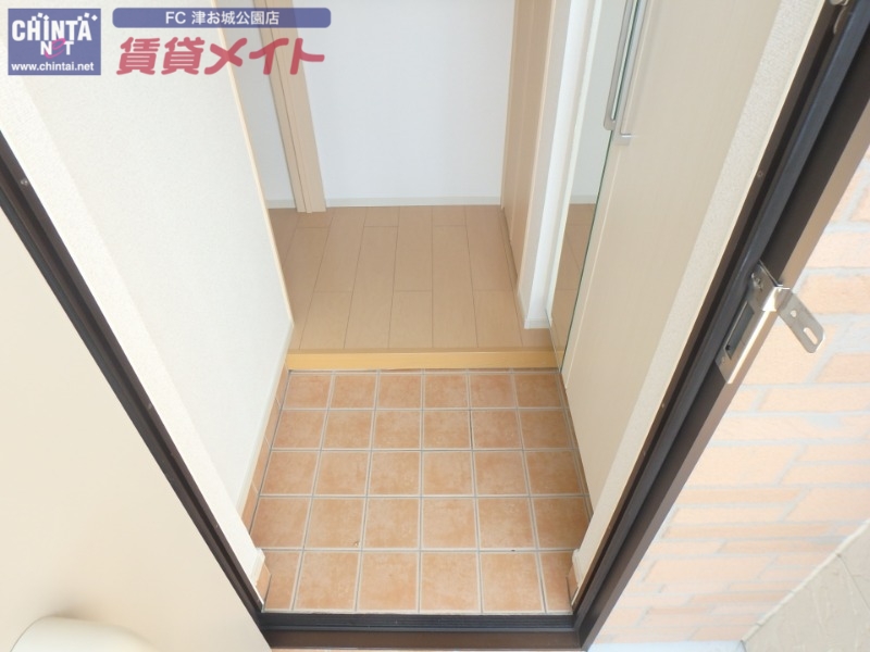 玄関　同建物別部屋写真です