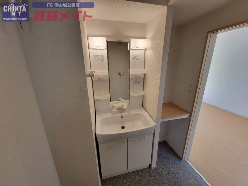 洗面設備　同建物別部屋写真です
