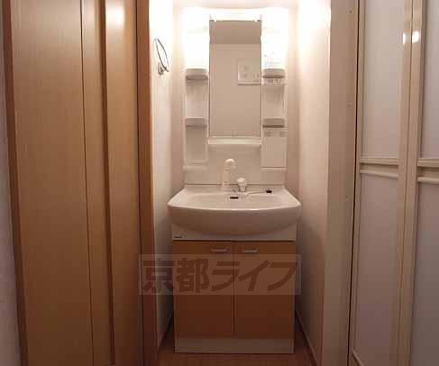 洗面設備　シャンプードレッサ付きの独立洗面台です。