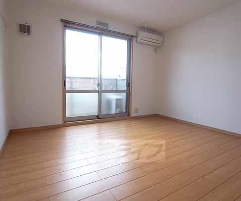 居室・リビング　広々としたオール電化マンションです。