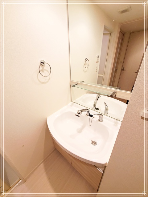 洗面設備　大きな鏡のある独立洗面台です。