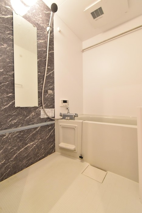 バス・シャワールーム　おしゃれな雰囲気の浴室は換気乾燥機ついています！