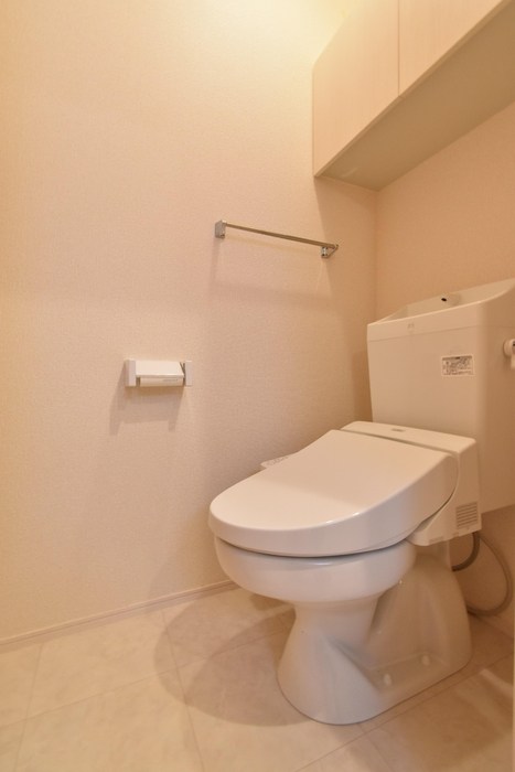 トイレ　温水洗浄便座です、収納棚があり便利ですね◎