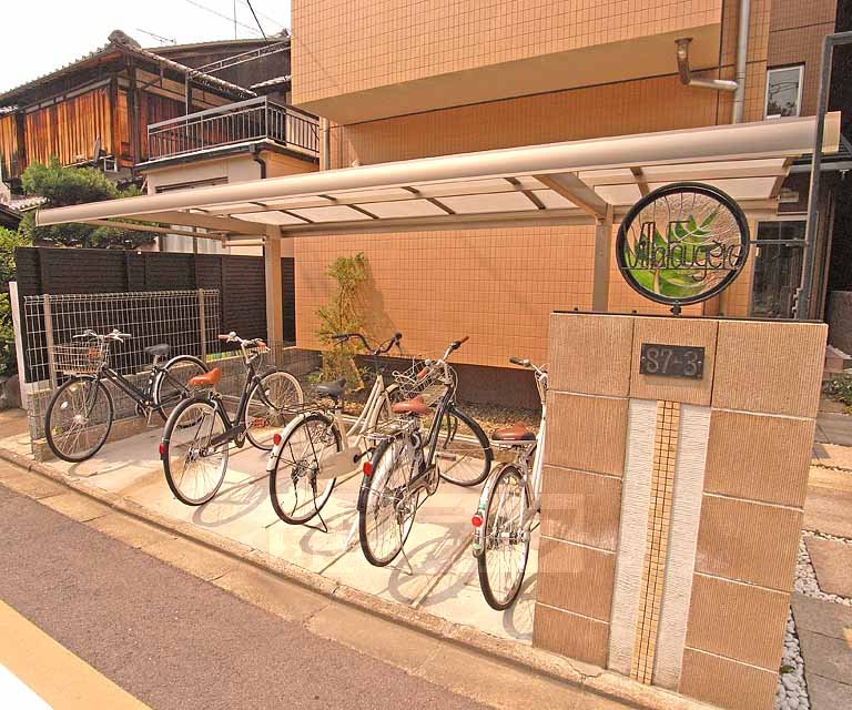 その他共有部分　屋根がある駐輪場です。