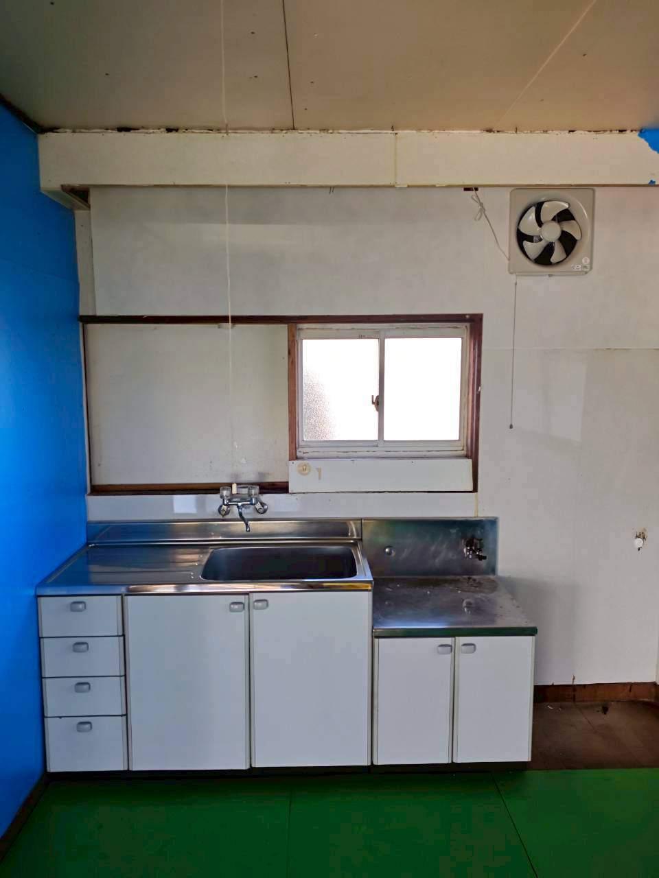 キッチン　家事動線の要。収納量・作業スペース・冷蔵庫置場は内見で