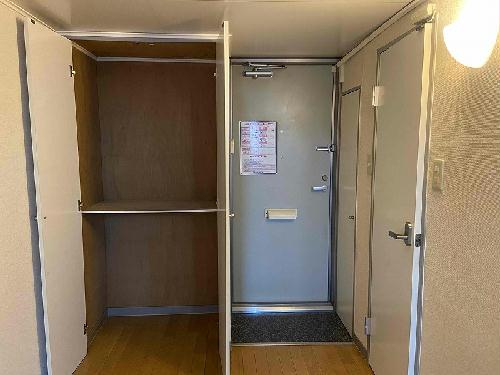 玄関　※同タイプ部屋の写真となります（玄関・収納）