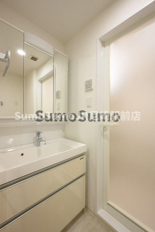 洗面設備　朝の支度にも助かる、独立の洗髪洗面化粧台