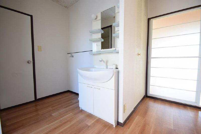 洗面設備　シャワー付き洗面台・洗濯機置場