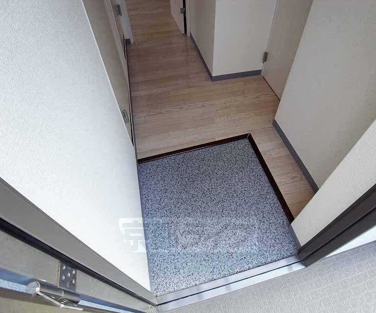 その他部屋・スペース　入ってすぐきれいなフローリングの廊下が広がります・