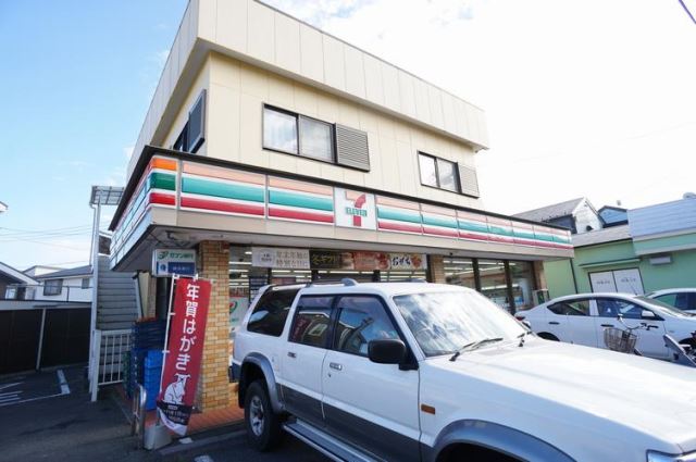 コンビニ　セブンイレブン（コンビニ）まで300m