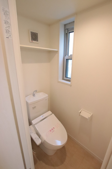 トイレ　角部屋なので窓があり換気できますよ