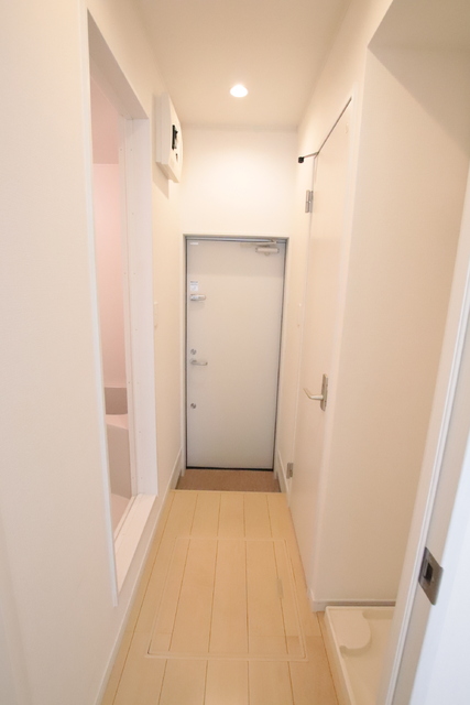 玄関　キッチンから、玄関を見て