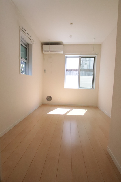 居室・リビング　洋室５．１帖／角部屋のため、窓が２箇所あります