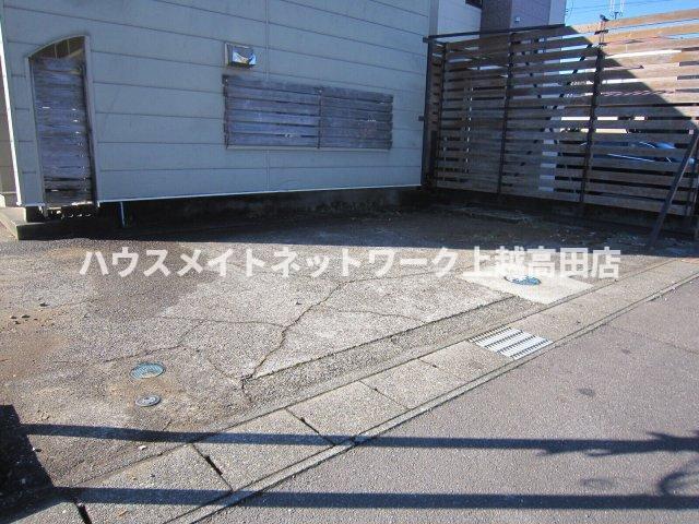 駐車場　駐車場 （普通車３台が駐車可能）