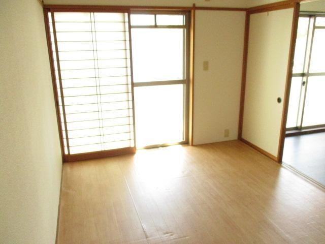 居室・リビング　日当たりの良いお部屋になっております！