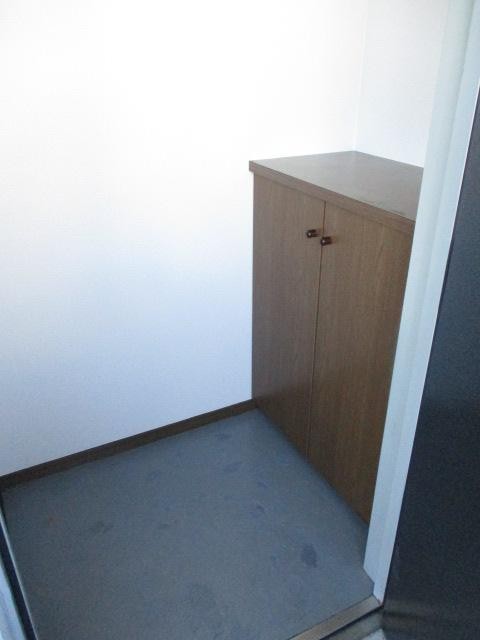 玄関　シューズボックスは棚上にも物が置けますよ！