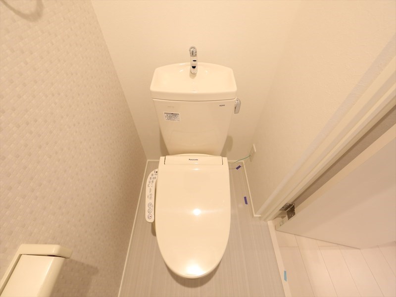 トイレ　温水洗浄暖房便座付トイレ　同型写真