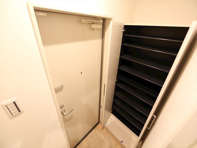 玄関　玄関　シューズボックス　姿見鏡付き（収納充実してます）同型写