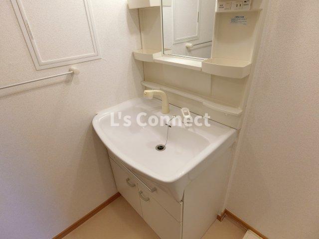 洗面設備　朝の支度もスムーズな独立洗面台。