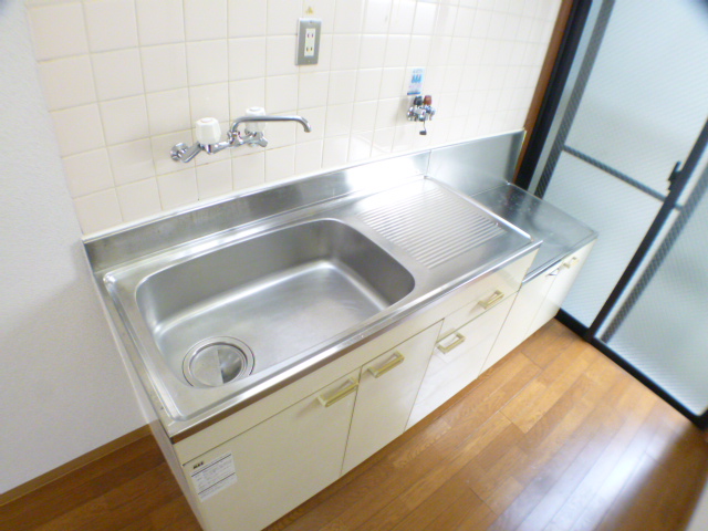 キッチン　大きな流し台なので洗い物などしやすいです。