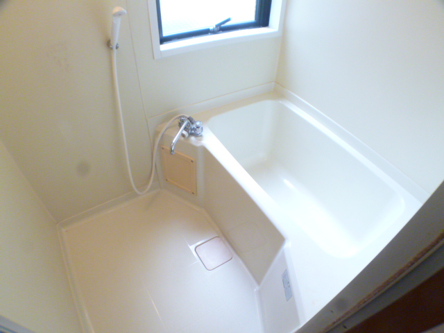 バス・シャワールーム　清潔感のあるバスルームです。