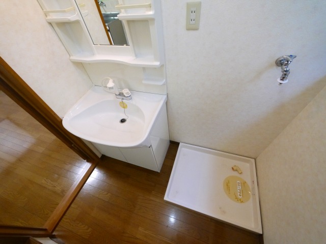 洗面設備　明るい洗面所です