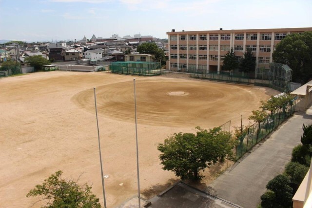 中学校　神戸市立岩岡中学校（中学校）まで1718m