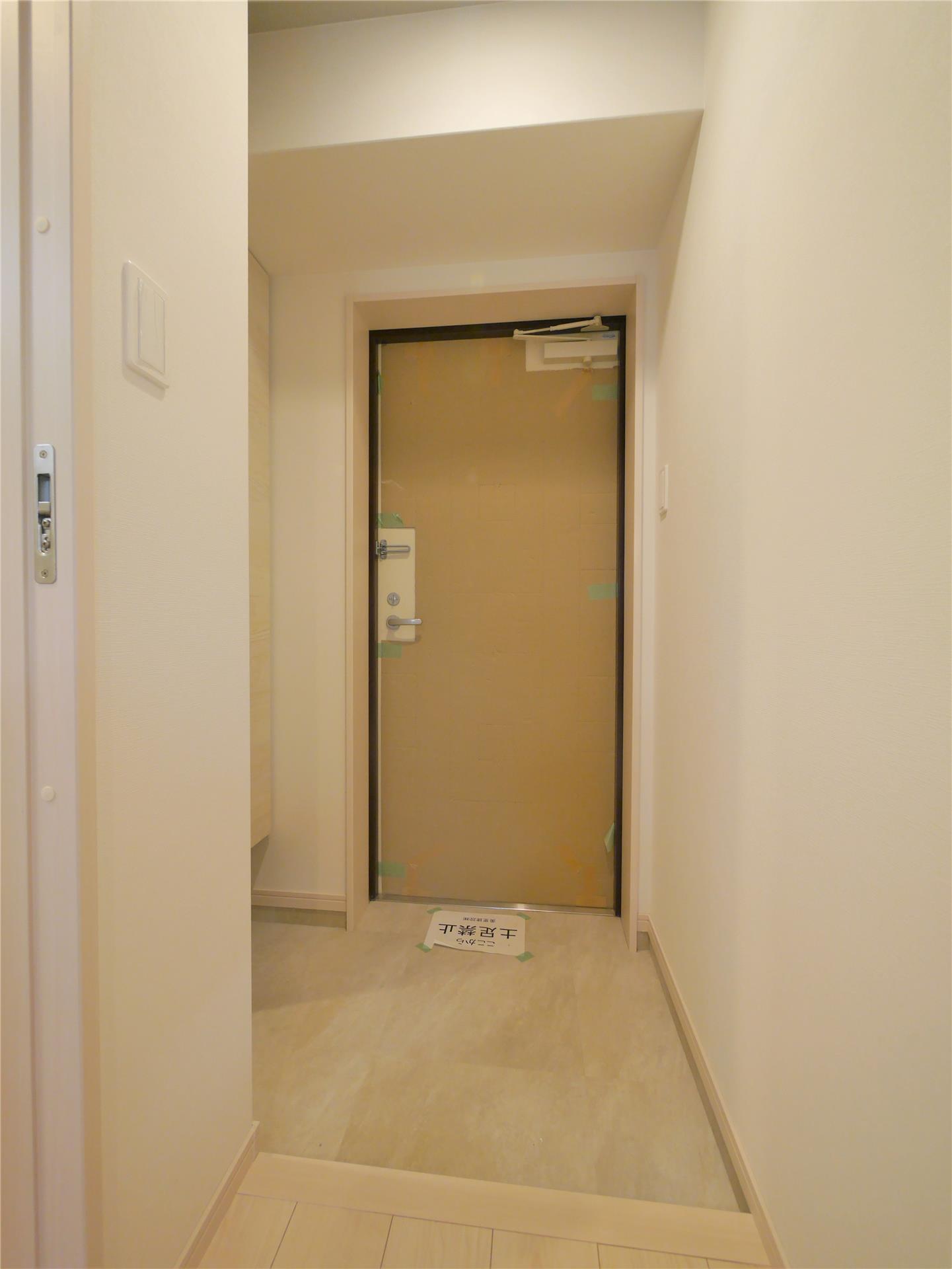 玄関　同仕様写真（モデルルーム写真のため入居時家具・備品等はついて