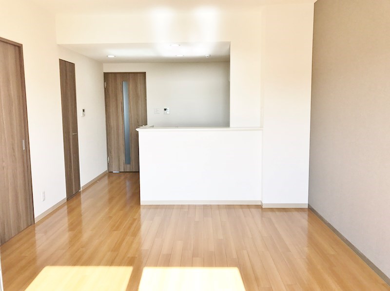 居室・リビング　南西向きバルコニーからの光がリビングに差し込んできます。