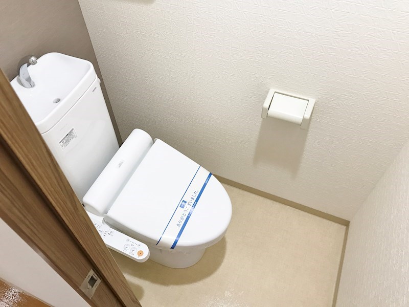 トイレ　温水洗浄便座も付いてます♪