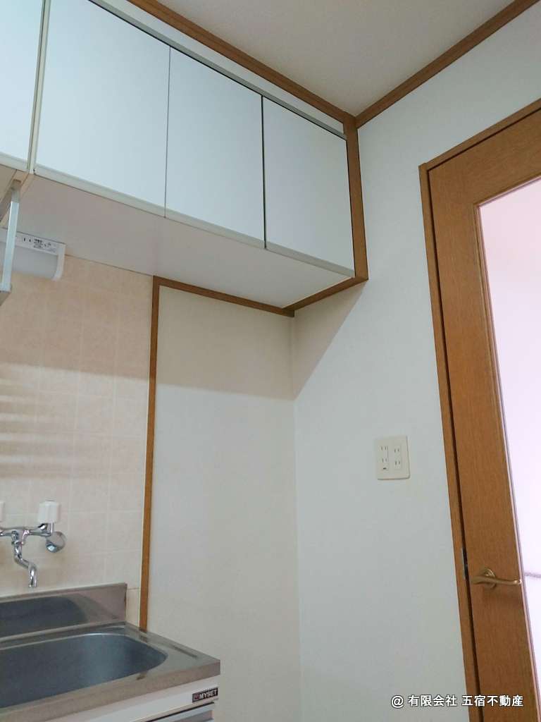 収納　冷蔵庫置場の上に収納（吊戸棚）があります。