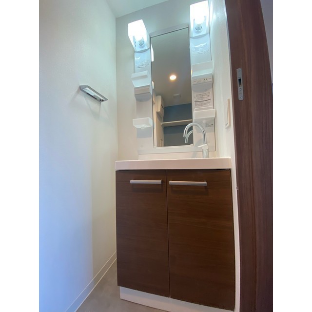 洗面設備　明るい洗面所です