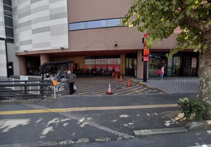 ドラックストア　金光薬品岡北店（ドラッグストア）まで725m