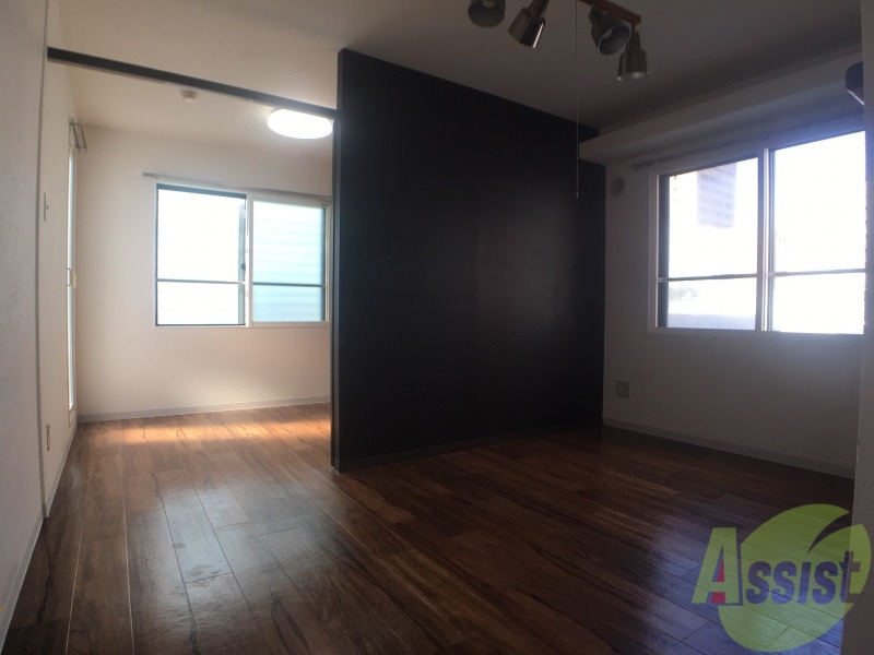 居室・リビング　フローリングや壁の色がお洒落な印象のリビングです。