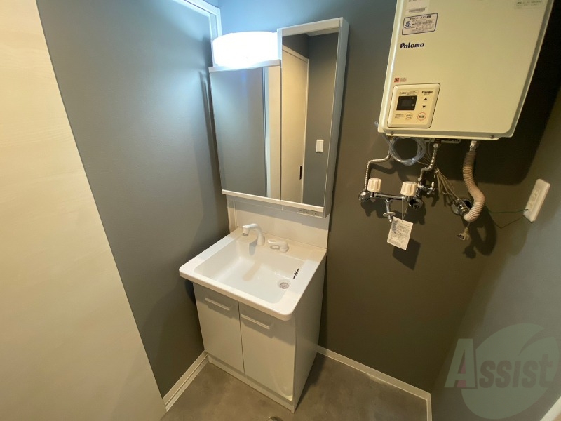 洗面設備　大きくて使いやすそうな独立洗面台になっています。