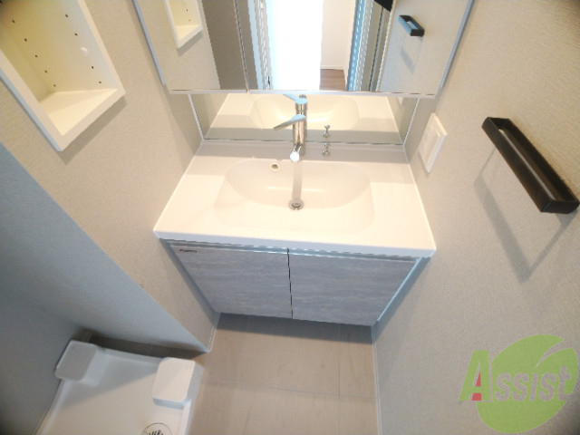 洗面設備　洗面台はシャワーノズルも付いて便利に活用できます