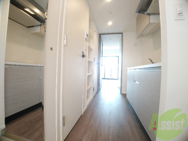 玄関　玄関からの様子です。綺麗なフローリングが広がっています。