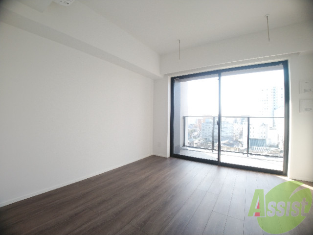 居室・リビング　大きな窓からたくさんの陽が差すリビングです。