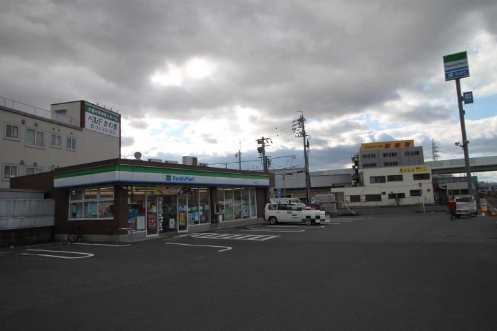 コンビニ　ファミリーマート（コンビニ）まで493m