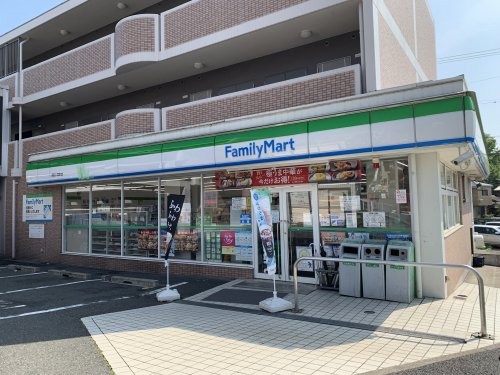 コンビニ　ファミリーマート昭和八雲町店（コンビニ）まで102m