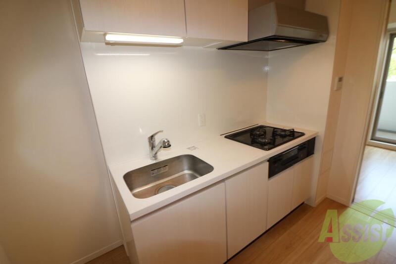 キッチン　三口ガスコンロが備え付けられています。