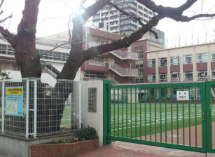小学校　新宿区立市谷小学校（小学校）まで350m