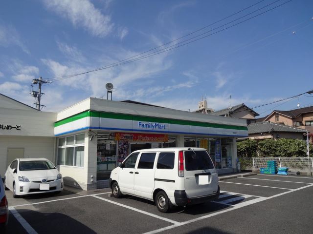 コンビニ　ファミリーマート（コンビニ）まで310m