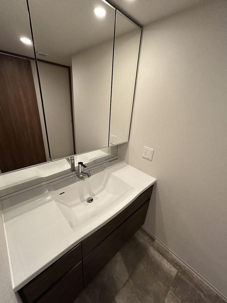 バス・シャワールーム　三面鏡裏面収納付き洗面化粧台