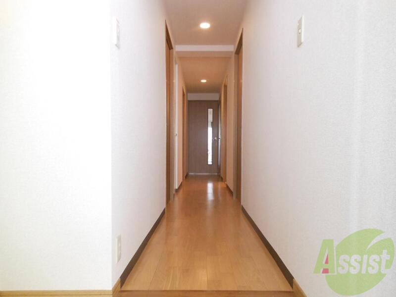 玄関　廊下も長くていい感じ