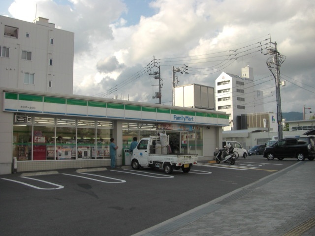 コンビニ　ファミリーマートかるぽーと前店（コンビニ）まで387m