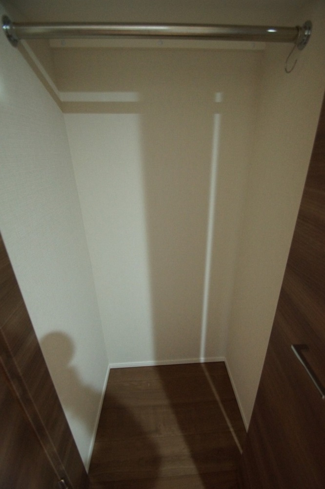 収納　ハンガーパイプ付きクローゼット