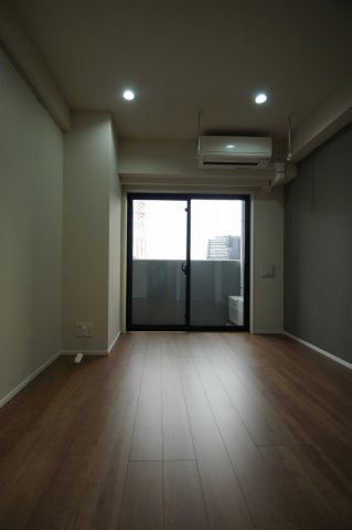 居室・リビング　落ち着いた色合いの床材を使用した居住空間です。