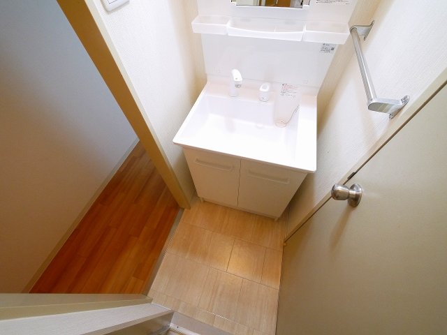 洗面設備　独立洗面台あり、毎朝おしゃれに忙しい女性の方におすすめです